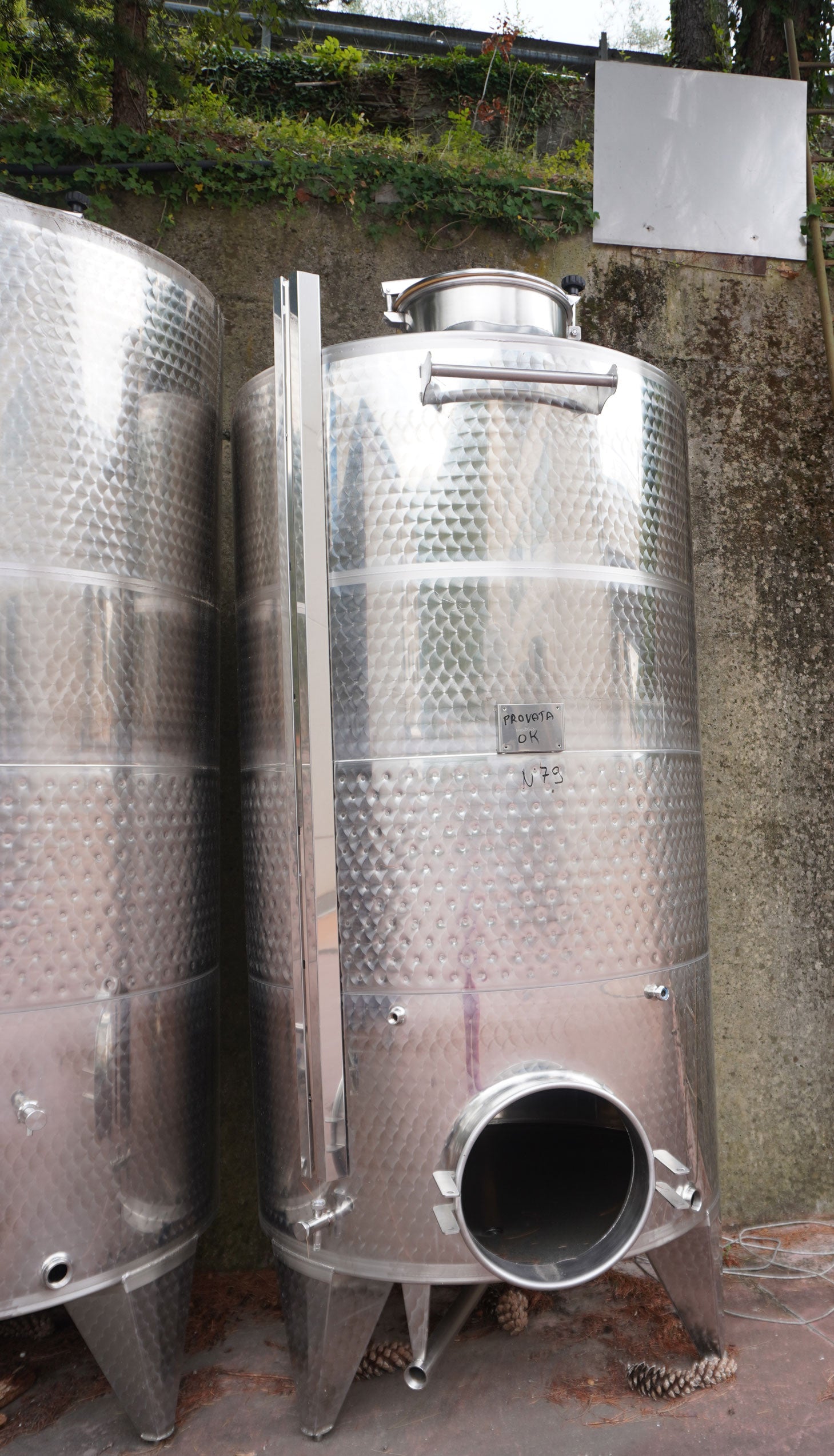 STAINLESS STEEL STORAGE TANK WITH CONICAL BOTTOM 2150 LT - OUTLET79