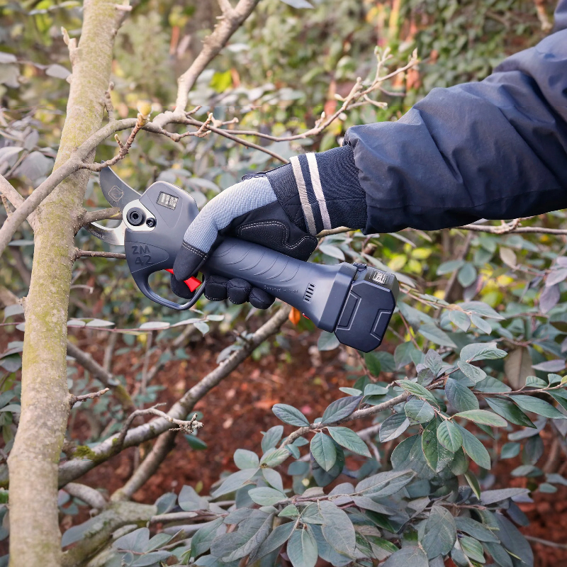 ELECTRONIC PRUNER ZM-42 WITH 2 BATTERIES