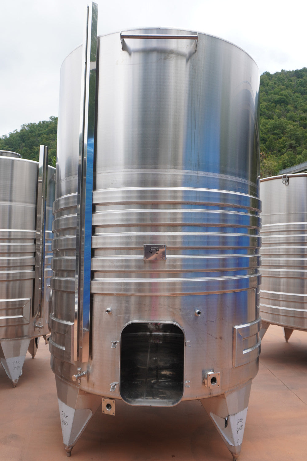 STAINLESS STEEL STORAGE TANK WITH INCLINED FLAT BOTTOM 7000 LT - OUTLET49