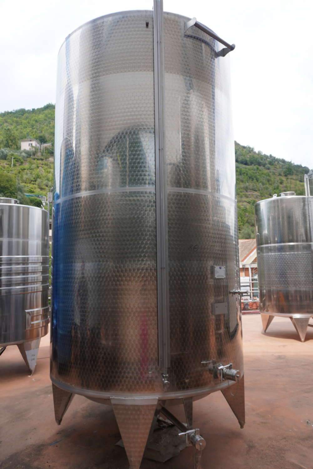 EDELSTAHL-TANK LAGERUNG MIT KONISCHEN BODEN 8000 LT - OUTLET86