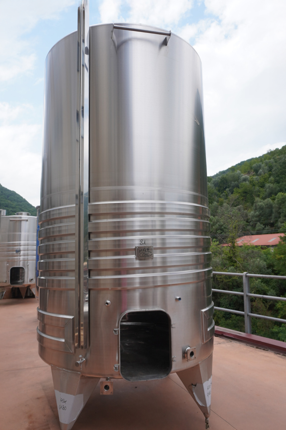 STAINLESS STEEL STORAGE TANK WITH INCLINED FLAT BOTTOM 8000 LT - OUTLET81