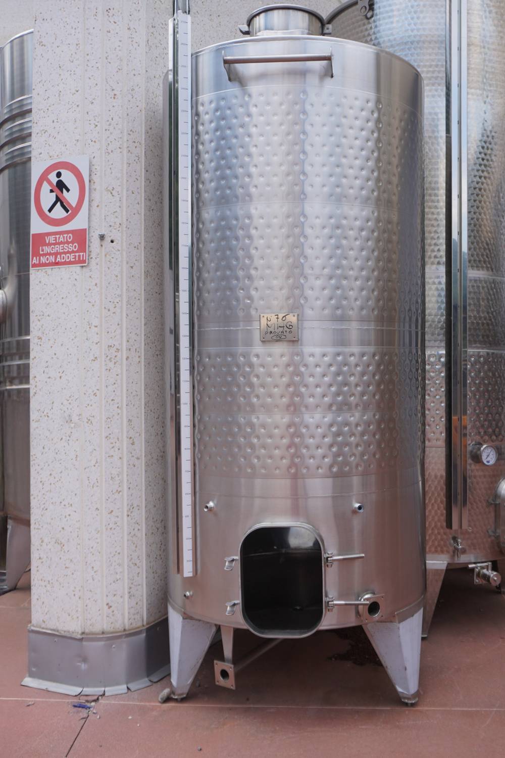 STAINLESS STEEL STORAGE TANK CONICAL BOTTOM 2500 LT - OUTLET76