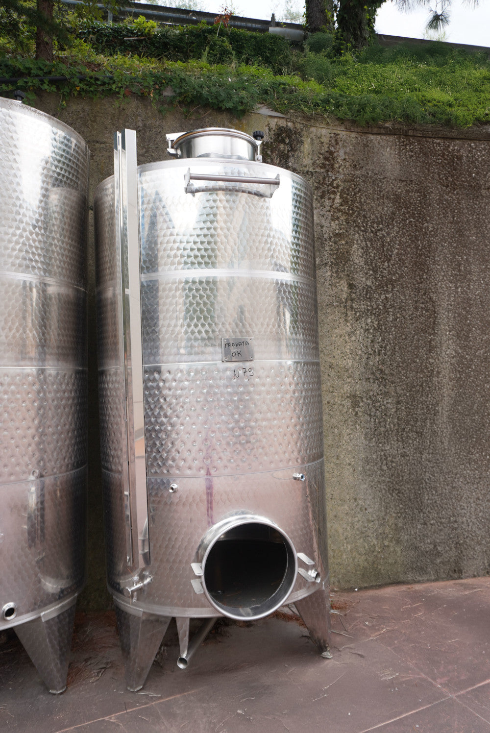 STAINLESS STEEL STORAGE TANK WITH CONICAL BOTTOM 2150 LT - OUTLET79