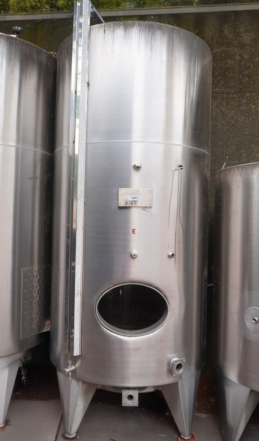 STAINLESS STEEL STORAGE TANK WITH DOMED BOTTOM 2500 LT - OUTLET62