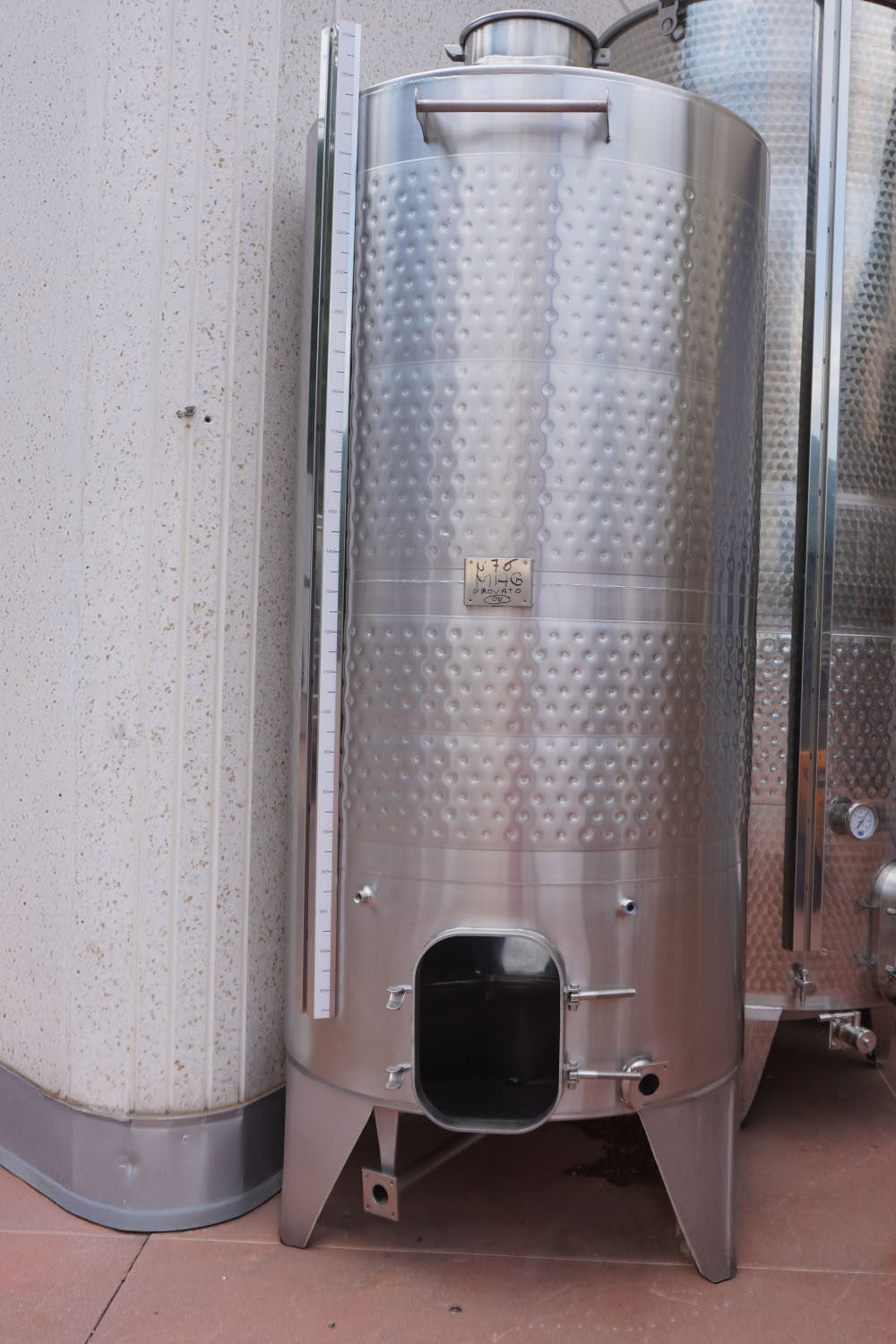 STAINLESS STEEL STORAGE TANK CONICAL BOTTOM 2500 LT - OUTLET76