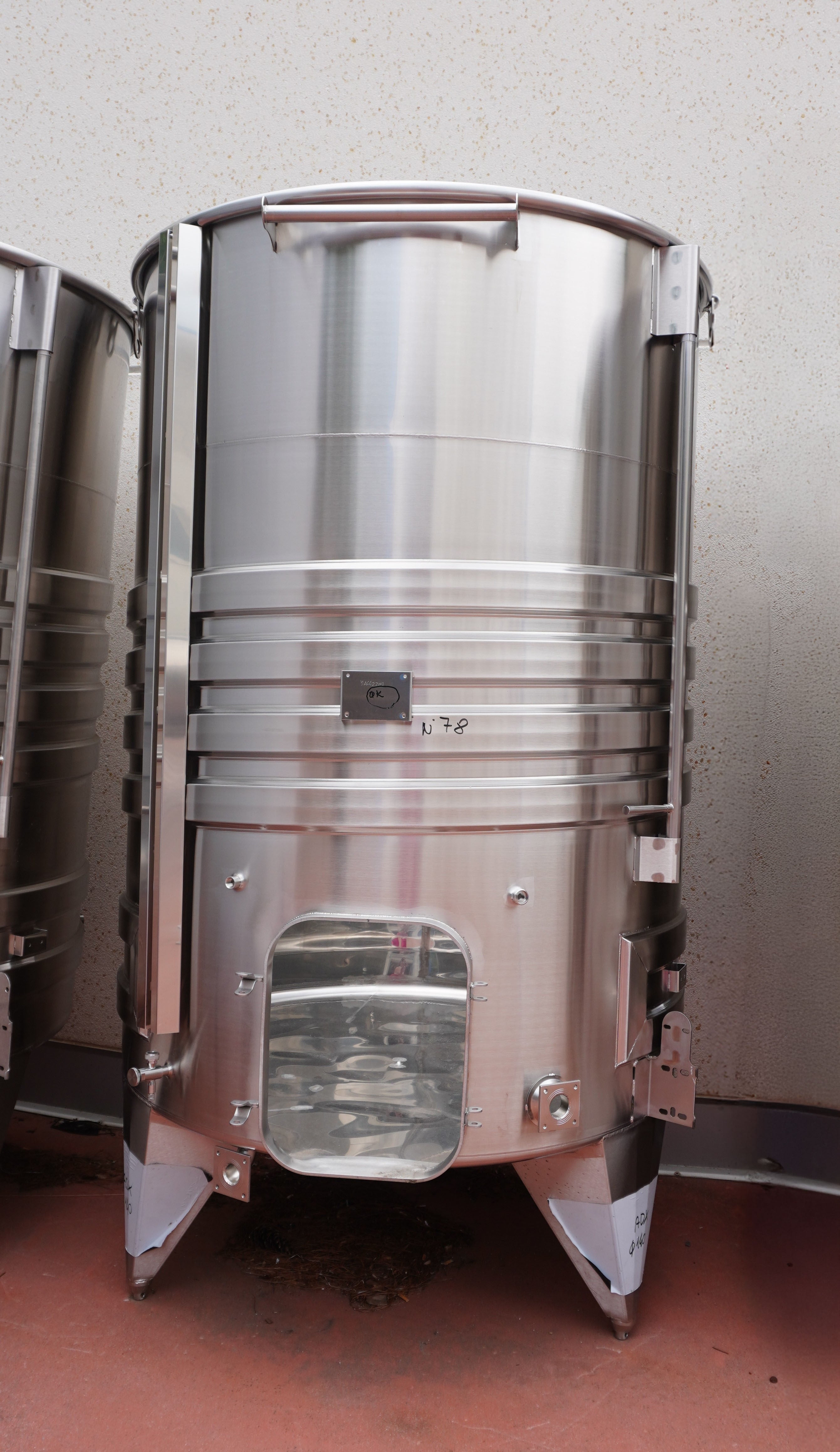 STAINLESS STEEL AIR TANK 3000 LT - INCLINED FLAT BOTTOM - OUTLET78