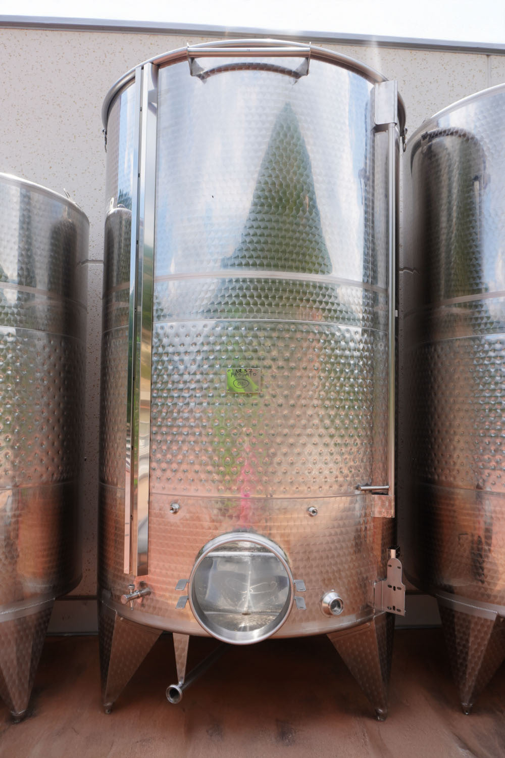 STAINLESS STEEL AIR-FILLED TANK WITH CONICAL BOTTOM 5000 LT - OUTLET52