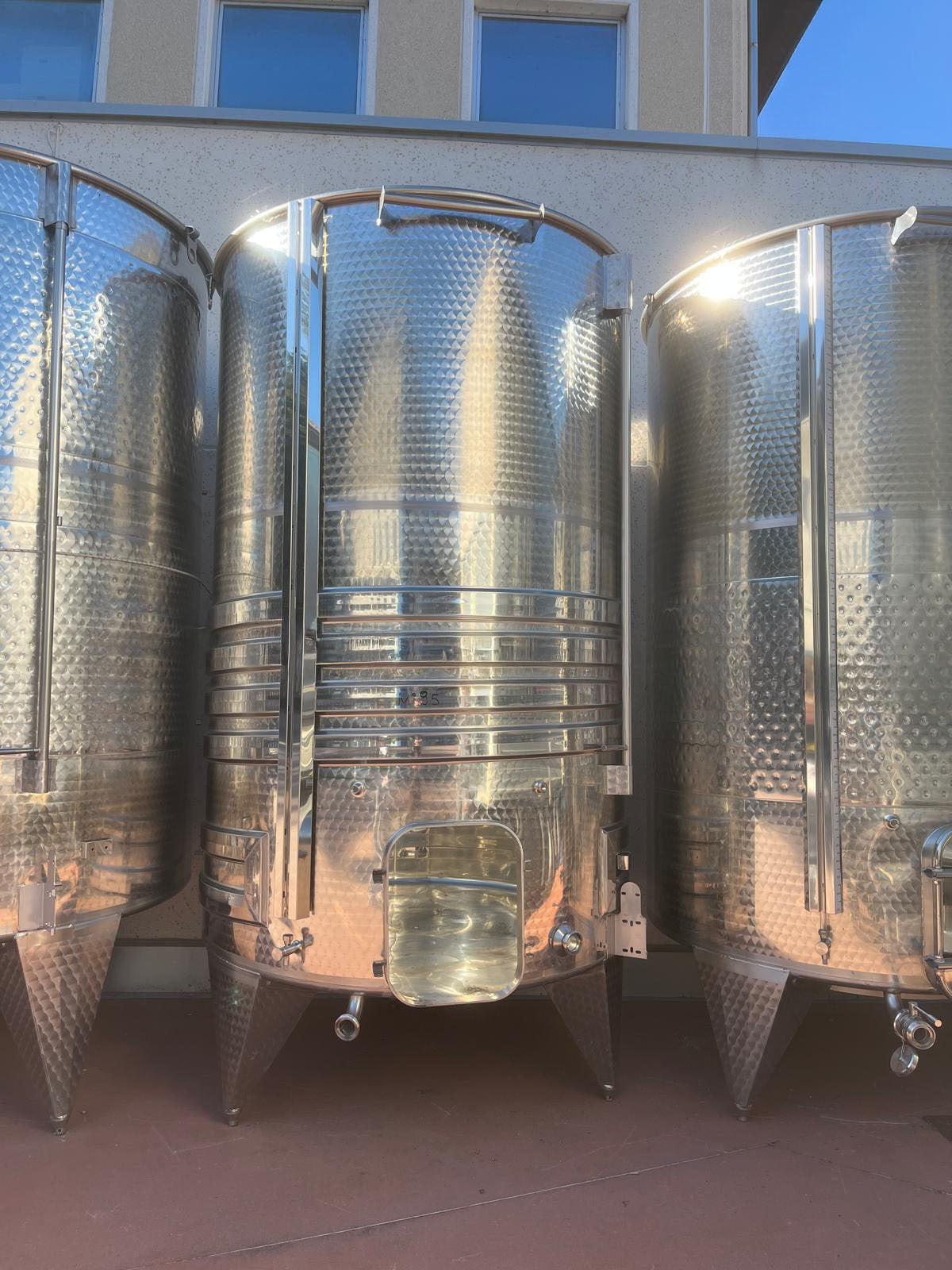 EDELSTAHL-TANK IMMERVOLLE LUFTEINLASS MIT NEIGUNGSBODEN 5000 LT - OUTLET95
