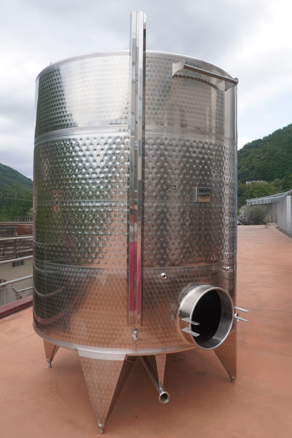STAINLESS STEEL STORAGE TANK WITH CONICAL BOTTOM 5500 LT - OUTLET87