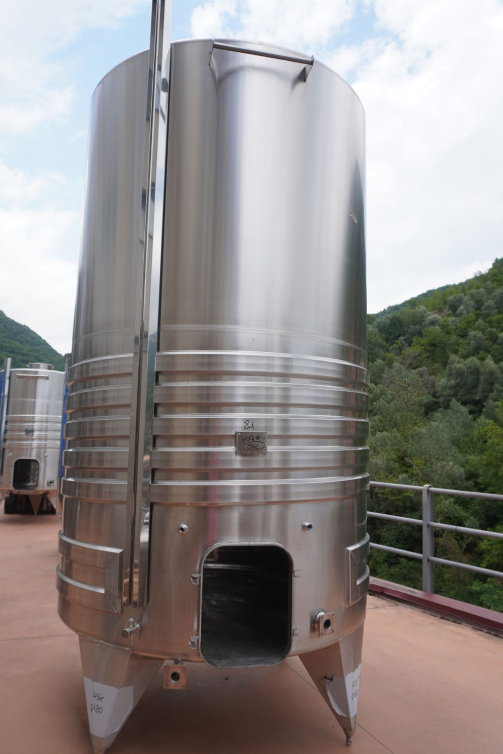STAINLESS STEEL STORAGE TANK WITH INCLINED FLAT BOTTOM 8000 LT - OUTLET81