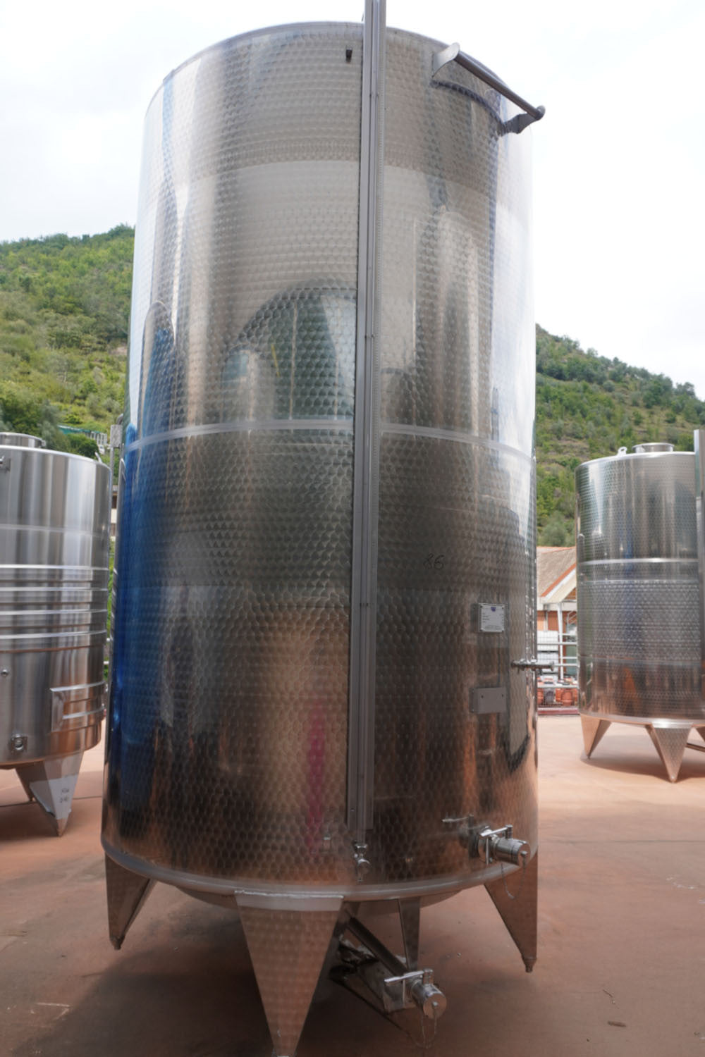 EDELSTAHL-TANK LAGERUNG MIT KONISCHEN BODEN 8000 LT - OUTLET86