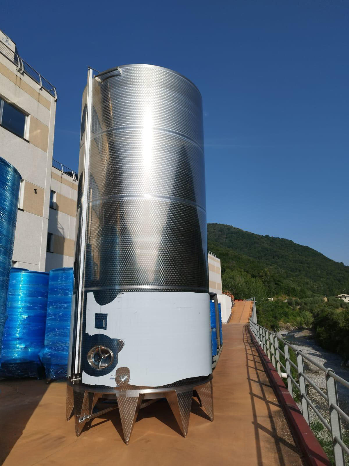 STAINLESS STEEL STORAGE TANK CONICAL BOTTOM 30000 LT - OUTLET90