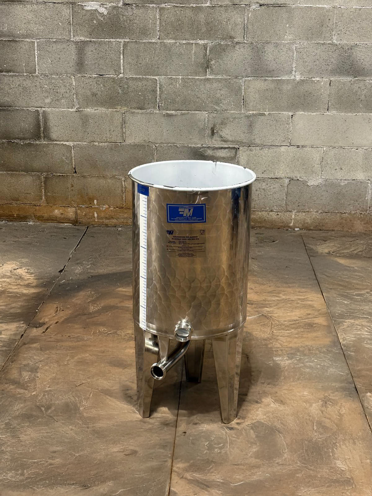 STAINLESS STEEL AIR TANK WITH CONICAL BOTTOM 50 LT - OUTLET22