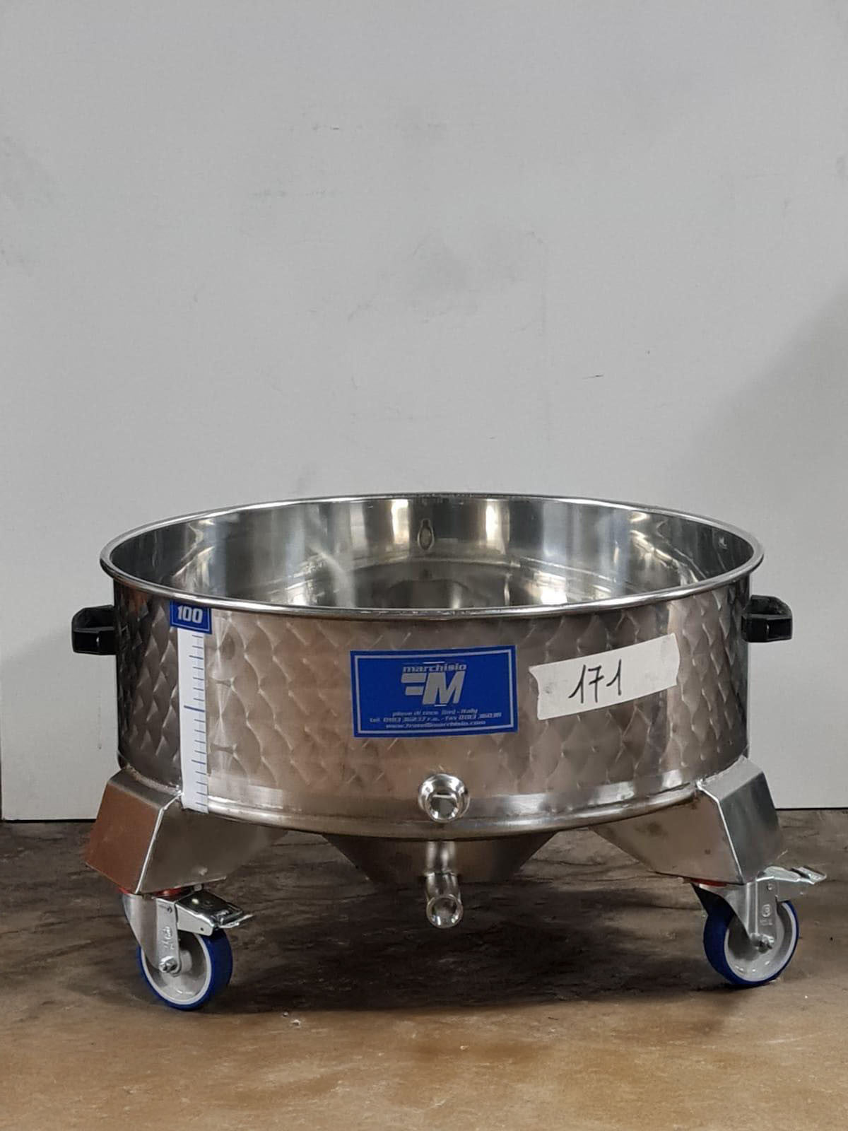 100 LITERS STAINLESS STEEL TANK WITH WHEELS AND DOMED BOTTOM - OUTLET171