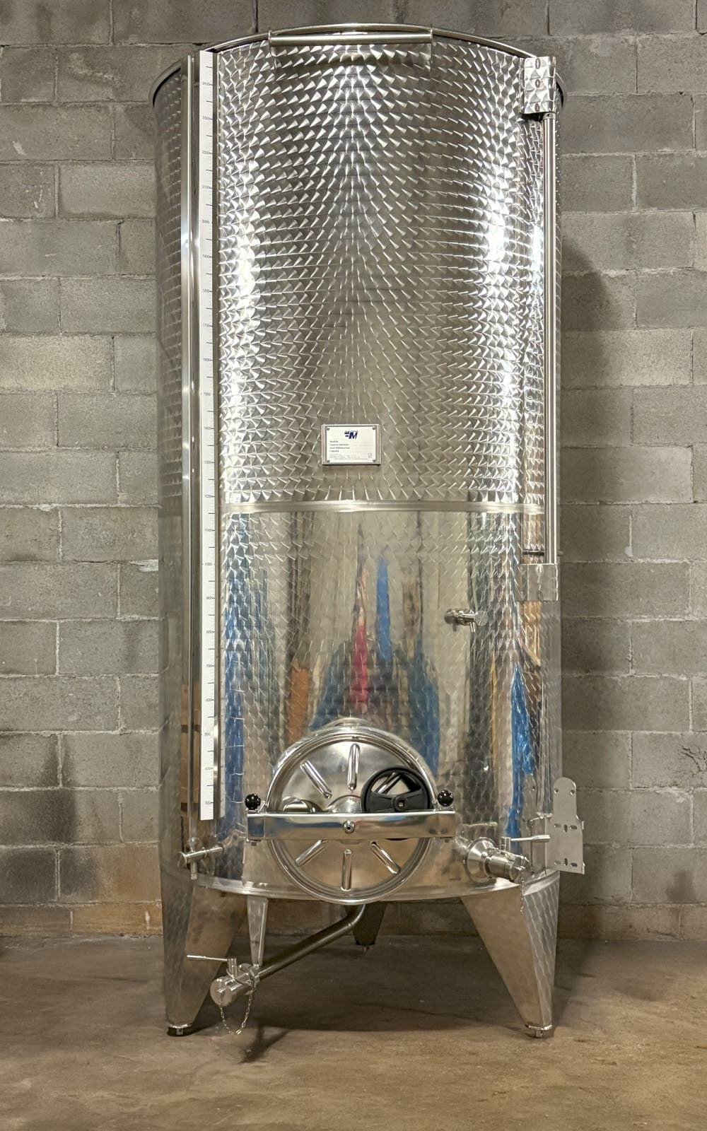 STAINLESS STEEL AIR-FILLED STORAGE TANK CONICAL BOTTOM 2500 LT - OUTLET127